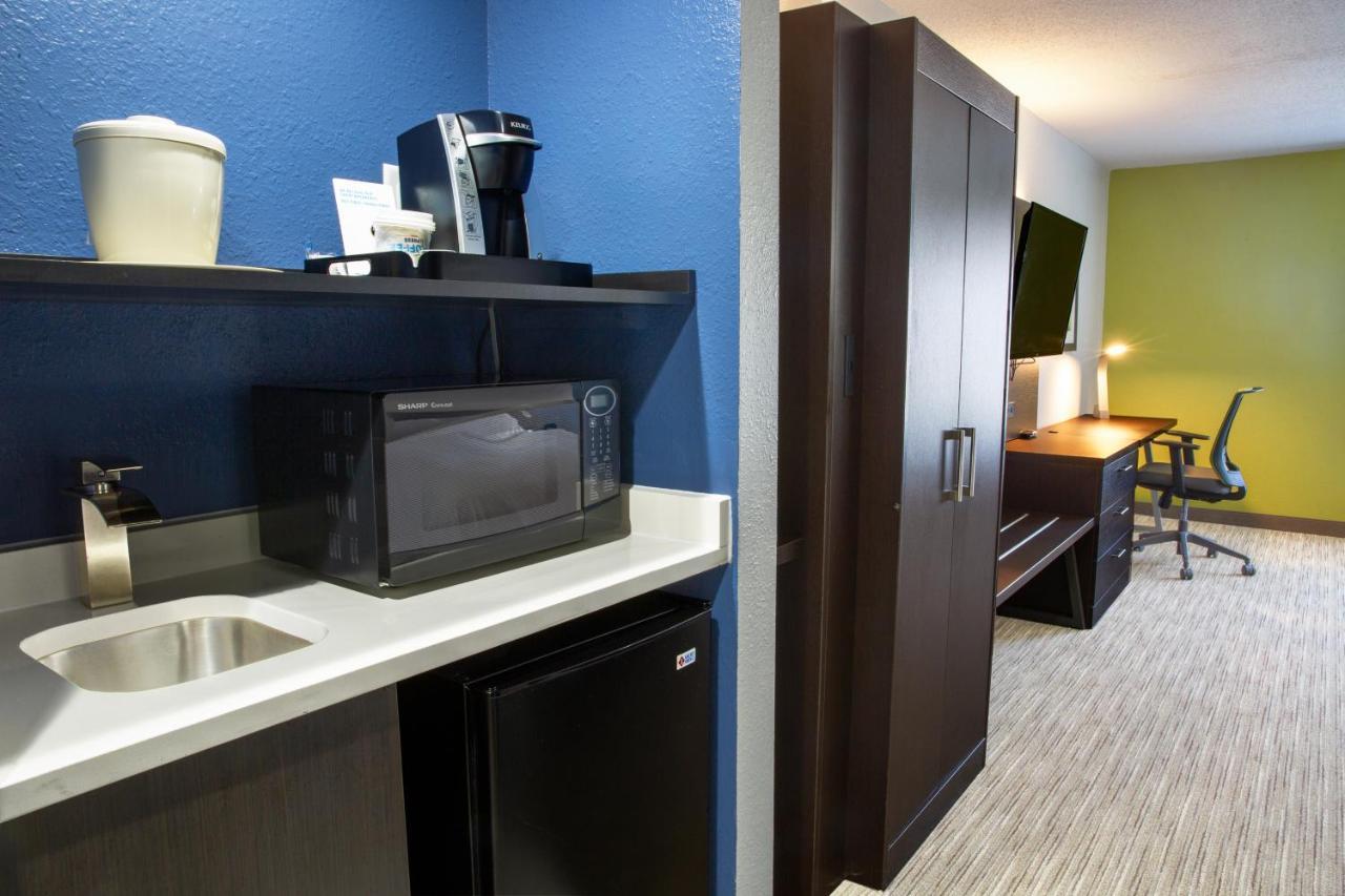 Holiday Inn Express Hotel & Suites Dayton-Huber Heights, An Ihg Hotel Exterior photo